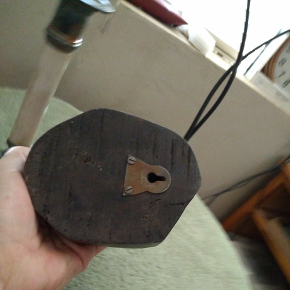 Vintage brass candle and hook keyhole display - Picture 5 of 6